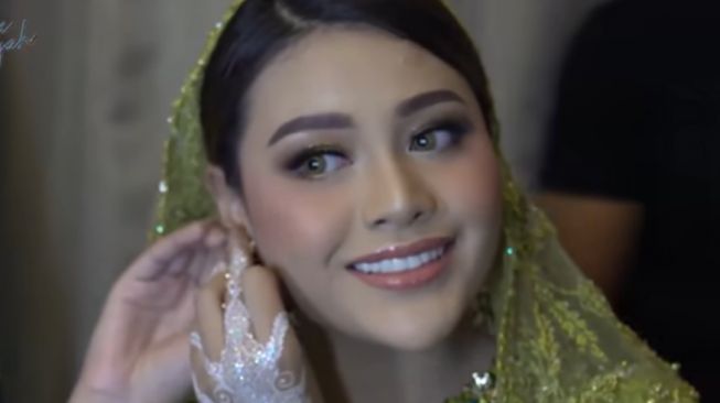 Aurel Hermansyah bak Kajol di acara pengajian dan malam henna. (YouTube Aurelie Hermansyah)