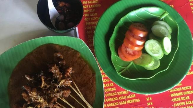 Menu sate kelinci di warung makan Sate Kelinci Asli Khas Pak Rusli, di Jalan Raya Lembang. [Ayobandung.com/Taupik Saepuloh/magang]