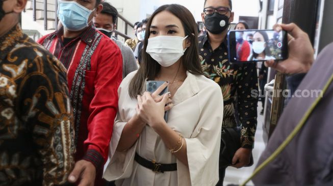 Penyanyi Gisella Anastasia berjalan menuju ruang sidang untuk menjadi saksi di sidang lanjutan penyebar video asusila dirinya dan Michael Yukinobu De Fretes di Pengadilan Negeri Jakarta Selatan, Selasa (23/3/2021). [Suara.com/Alfian Winanto] 