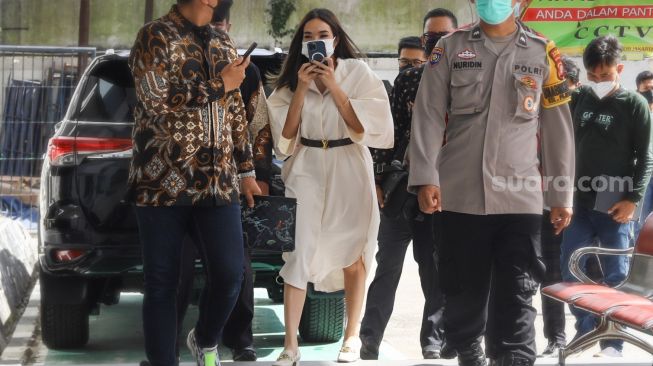 Penyanyi Gisella Anastasia saat tiba di Pengadilan Negeri Jakarta Selatan, Selasa (23/3/2021). [Suara.com/Alfian Winanto]