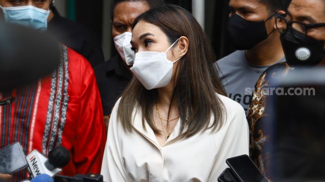 Penyanyi Gisella Anastasia memberi pernyataan kepada awak media usai menjadi saksi di sidang lanjutan penyebar video asusila dirinya dan Michael Yukinobu De Fretes di Pengadilan Negeri Jakarta Selatan, Selasa (23/3/2021). [Suara.com/Alfian Winanto] 