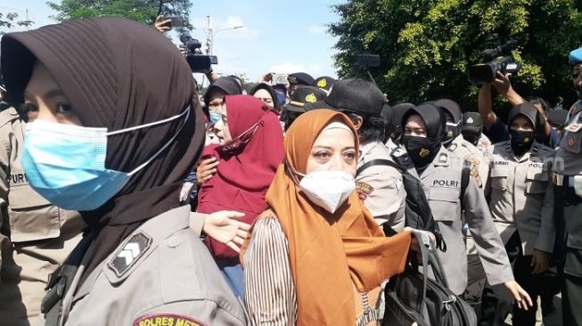 Dilarang Masuk ke Sidang, 2 Wanita Pendukung Rizieq Mencak-mencak ke Polisi