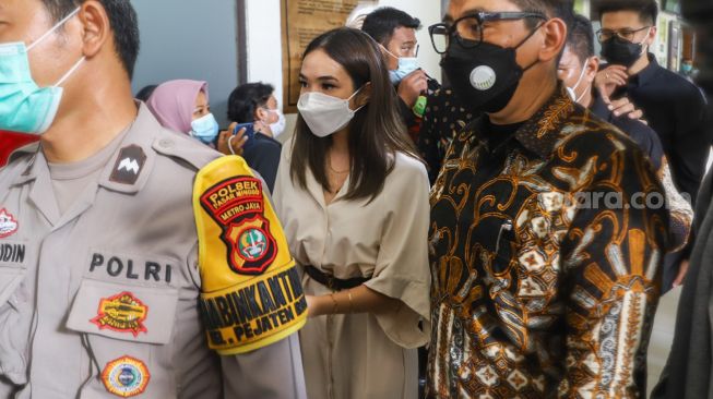 Penyanyi Gisella Anastasia berjalan keluar ruang sidang usai menjadi saksi di sidang lanjutan penyebar video asusila dirinya dan Michael Yukinobu De Fretes di Pengadilan Negeri Jakarta Selatan, Selasa (23/3/2021). [Suara.com/Alfian Winanto] 