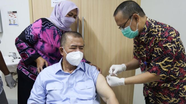 Nasrul Abit saat menjalani vaksinasi di RSUP M Djamil Padang. [ist]