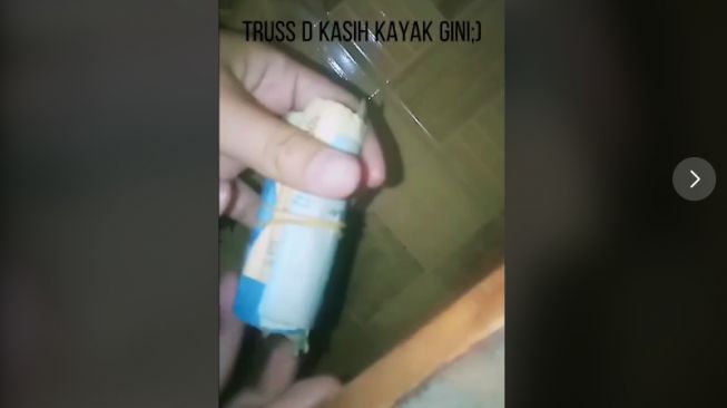 Kisah anak kos nangis kejer saat dikirim uang orang tua (tiktok.com/@eviroza)