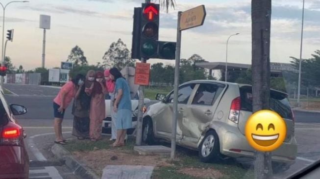 Emak-Emak Jadi Sorotan usai Kecelakaan Mobil, Lagi Ngapain Ya?