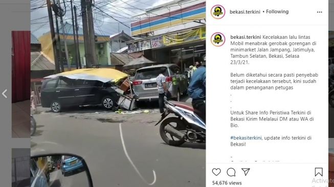 Heboh mobil seruduk gerobak gorengan di Bekasi, Selasa (23/3/2021).[Instagram/@bekasi.terkini]