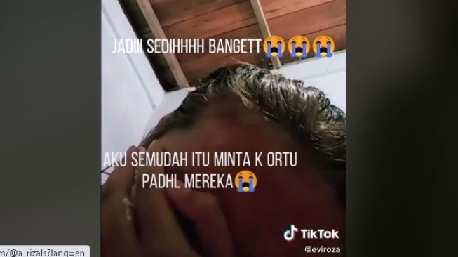 Haru! Kehabisan Uang di Kos, Gadis Ini Nangis Kejer Pas Lihat Kiriman Ortu