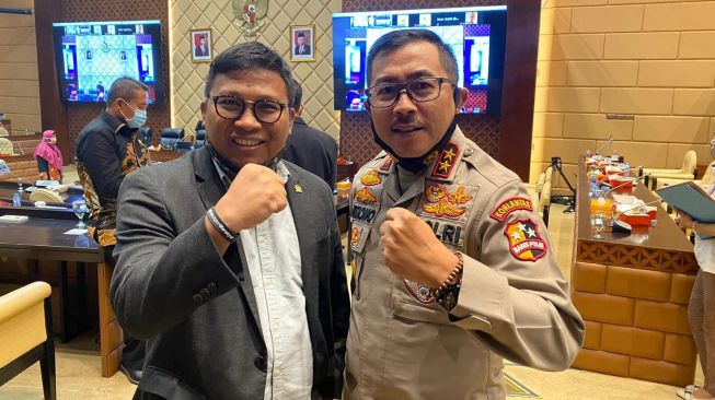 Anggota DPR Irwan dan Kakorlantas Polri Irjen Pol Istiono. [SuaraKaltim.id/Istimewa]