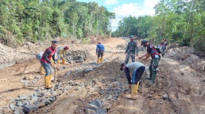 Aksi Prajurit TNI di Lebak Rela Panas-panasan dan Pegang Cangkul 