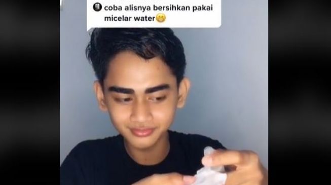 Sampai Disuruh Bersihkan Makeup, Viral Pria Ini Punya Alis Tebal Alami