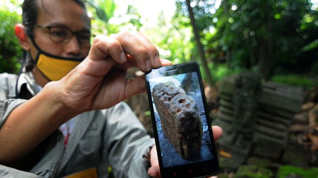 Pegiat Klaten Heritage Community (KHC) menunjukkan batu bata merah kuno yang berada di Situs Mbah Gempur, Jonggrangan, Klaten Utara, Klaten, Jawa Tengah, Rabu (24/3/2021).  ANTARA FOTO/Aloysius Jarot Nugroho