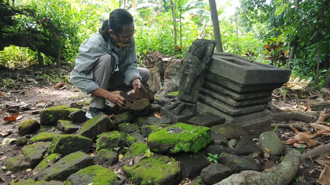 Pegiat Klaten Heritage Community (KHC) menunjukkan batu bata merah kuno yang berada di Situs Mbah Gempur, Jonggrangan, Klaten Utara, Klaten, Jawa Tengah, Rabu (24/3/2021).  ANTARA FOTO/Aloysius Jarot Nugroho