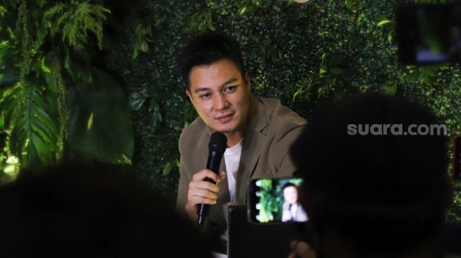 Aktor Baim Wong saat ditemui awak media di Kawasan Kebayoran Lama, Jakarta Selatan, Rabu (24/3/2021). [Suara.com/Alfian Winanto]