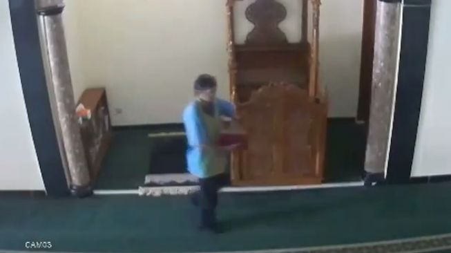 Tangkapan layar rekaman video CCTV seorang pria mencuri Kitab Shahih Bukhari di Masjid Nurul Falah, Kecamatan Larangan, Kota Tangerang, Selasa (23/3/2021). [Instagram]