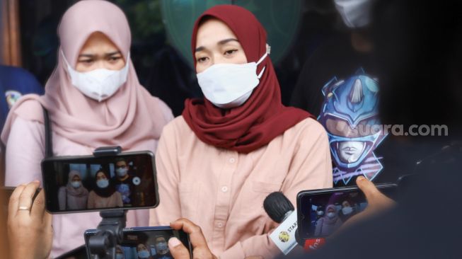 Mantan istri Ayus Sabyan, Eri Fitriyah saat ditemui awak media usai menjalani sidang perceraian di Pengadilan Agama Jakarta Utara, Rabu (24/3/2021). [Suara.com/Alfian Winanto]