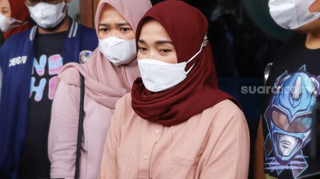 Mantan istri Ayus Sabyan, Eri Fitriyah saat ditemui awak media usai menjalani sidang perceraian di Pengadilan Agama Jakarta Utara, Rabu (24/3/2021). [Suara.com/Alfian Winanto]