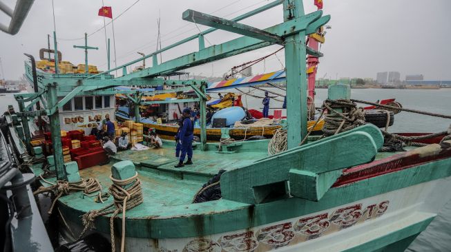 Anggota Korps Kepolisian Perairan dan Udara (Korpolairud) Baharkam Polri mengamankan sejumlah ABK kapal nelayan berbendera Vietnam di Pelabuhan Batu Ampar Batam, Kepulauan Riau, Rabu (24/3/2021). ANTARA FOTO/Teguh Prihatna