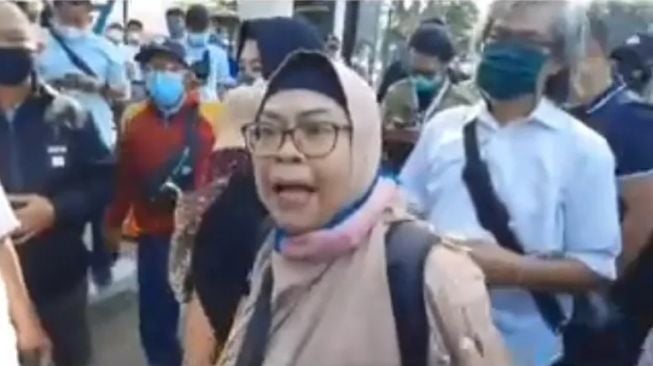Sindir Pendukung HRS, Dewi: Pakai Kerudung Kelakuan Kayak Nggak Punya Agama