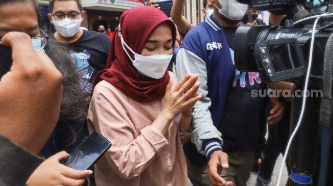 Mantan istri Ayus Sabyan, Eri Fitriyah berjalan melewati awak media usai menjalani sidang perceraian di Pengadilan Agama Jakarta Utara, Rabu (24/3/2021). [Suara.com/Alfian Winanto]