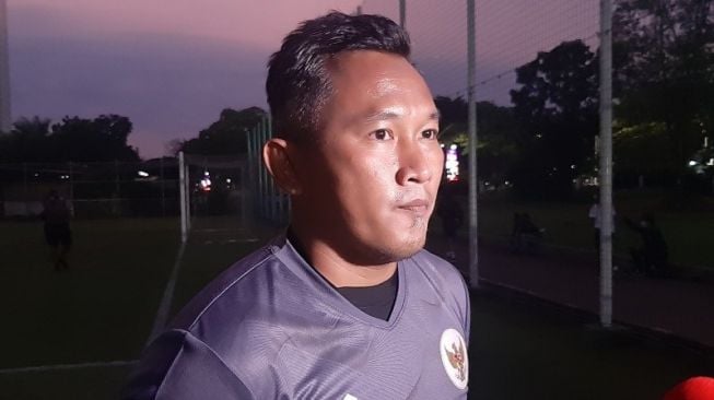 L'entraîneur de l'équipe nationale féminine indonésienne, Rudy Eka Priyambada, a fait une déclaration après que son équipe a battu Bina Sentra Cirebon 15-0 lors d'un test match au Field D Gelora Bung Karno, Jakarta, mercredi 17/3/2021.  Le match faisait partie du camp d'entraînement de préparation aux SEA Games 2021 à Jakarta.  (Michael Siahaan) 