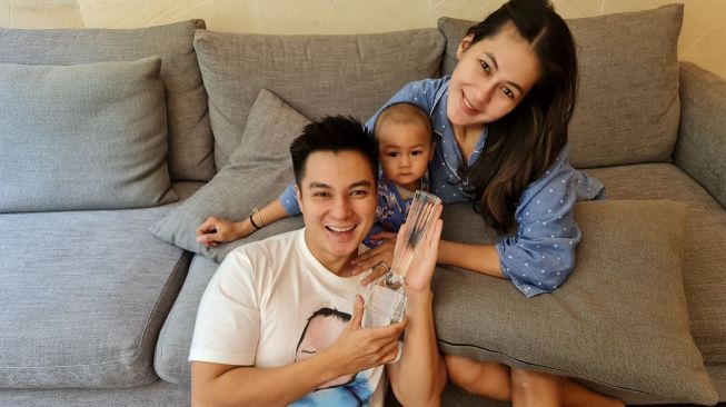 Pasangan selebritis Baim Wong Paula Verhoeven bersama Kiano.