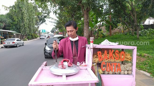 Necis! Penjual Bakso di Kota Semarang Kenakan Jas Lengkap dengan Dasi