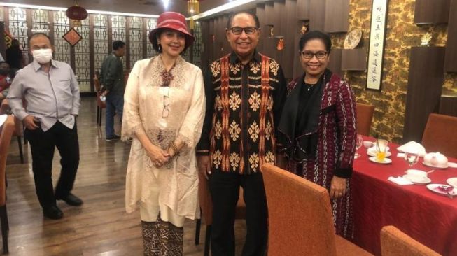 Ayu Azhari Bawa Tenun NTT ke Ajang Fashion Internasional