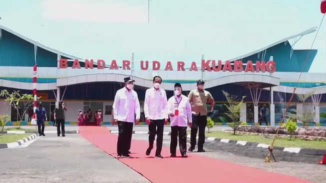 Presiden Jokowi Resmikan Terminal Bandar Udara Kuabang di Halmahera Utara