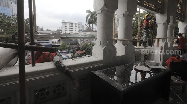 Sejumlah pekerja menyelesaikan perbaikan Masjid Cut Meutia, Jakarta, Kamis (25/3/2021). [Suara.com/Angga Budhiyanto]