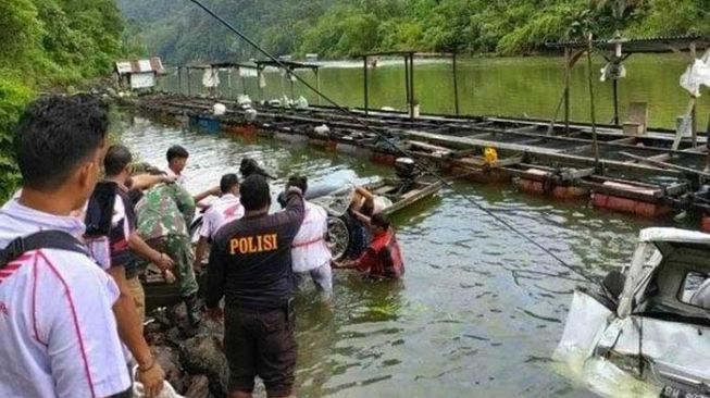 Mobil Pikap Pengangkut 4 Motor Terjun ke Sungai Kampar, Pengemudi Selamat