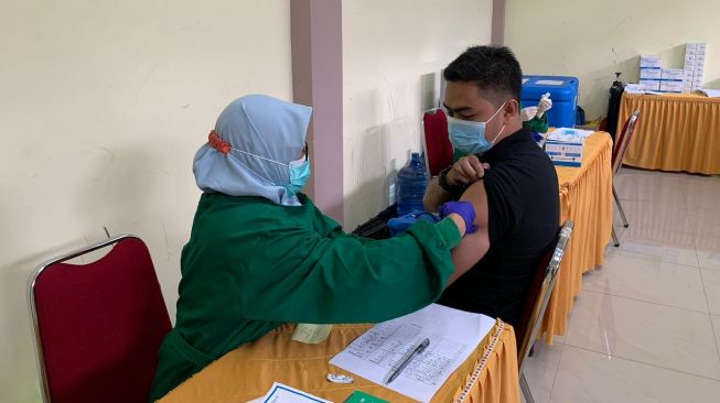 845 Petugas Bandara Hasanuddin Disuntik Vaksin Pakai Merek Ini