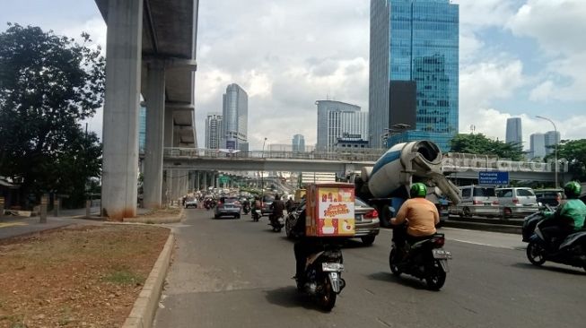 Penampakan lalu lintas terkait penerapan tilang e-TLE di Simpang Pancoran mengarah ke Jalan Gatot Soebroto. (Suara.com/Arga)