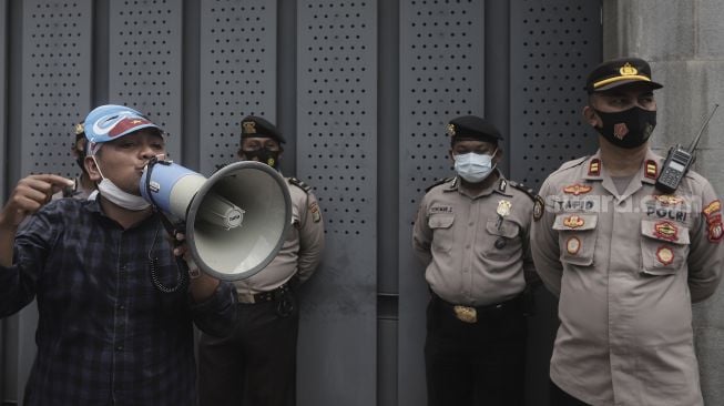 Seorang massa yang tergabung dalam Aliansi Mahasiswa Islam (AMI) berorasi saat melakukan aksi unjuk rasa di depan Kedutaan Besar Republik Rakyat China, Kuningan, Jakarta, Kamis (25/3/2021). [Suara.com/Angga Budhiyanto]