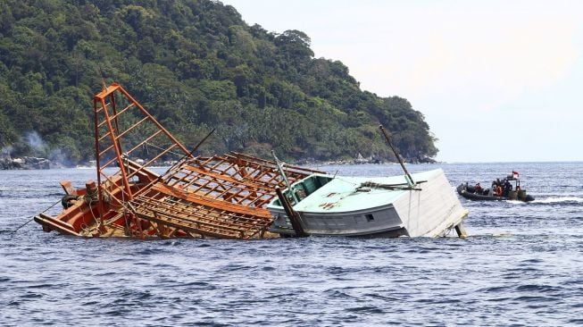 Satu dari empat kapal ikan asing ilegal ditenggelamkan di Pulau Dato', Kabupaten Mempawah, Kalimantan Barat, Kamis (25/3/2021). [ANTARA FOTO/Jessica Helena Wuysang]