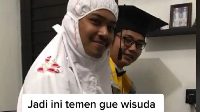 Tangkapan layar peserta Wisuda Unsoed bawa temennya menjadi ibu pendamping. [TikTok/@crewmatt]