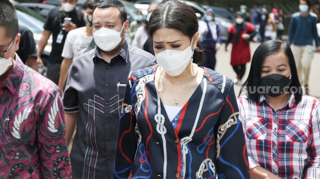 Istri Lukman Sardi, Pricillia Pullunggono saat mendatangi pengadilan untuk menjadi saksi sidang cerai Wulan Guritno di Pengadilan Agama Jakarta Selatan, Kamis (25/3/2021). [Suara.com/Alfian Winanto]