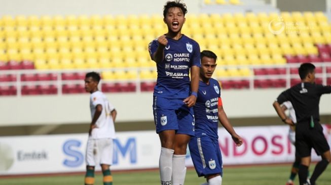 Fullback PSIS Semarang, Pratama Arhan merayakan golnya ke gawang Tira Persikabo pada laga Piala Menpora 2021 di Stadion Manahan, Solo, Kamis (25/3/2021). [dok. PT LIB]