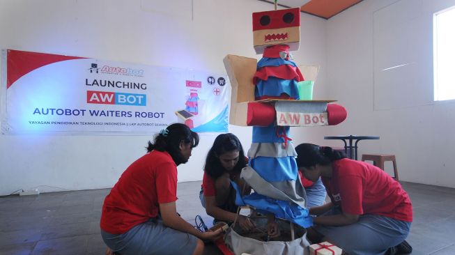 Sejumlah siswi merakit komponen elektronik "autobot waiters robot" di Lembaga Kursus dan Pelatihan (LKP) Autobot School, Klaten, Jawa Tengah, (25/3/2021). ANTARA FOTO/Aloysius Jarot Nugroho