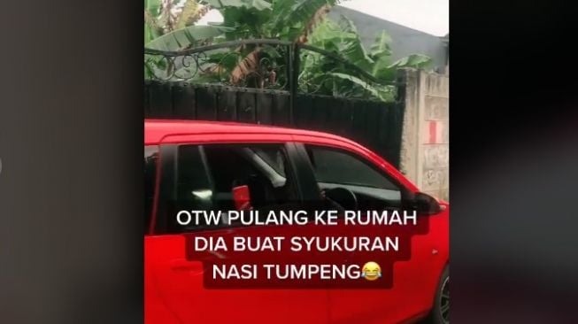 Pemobil lewat gang buntu. (TikTok/@yangterdalam_)