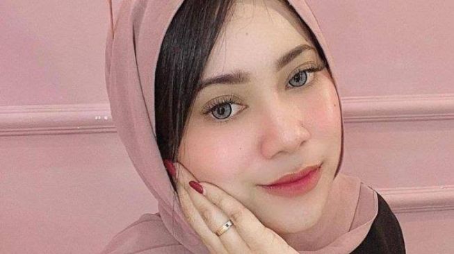 Selebgram Andhita Irianto, Make Up Artist yang Sukses Jadi Pebisnis