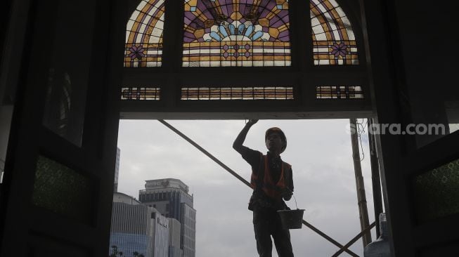 Pekerja menyelesaikan perbaikan Masjid Cut Meutia, Jakarta, Kamis (25/3/2021). [Suara.com/Angga Budhiyanto]