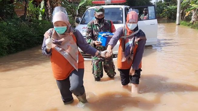 Ambulans Mogok Terjebak Banjir di Sukaresik, Vaksin COVID-19 Ditenteng