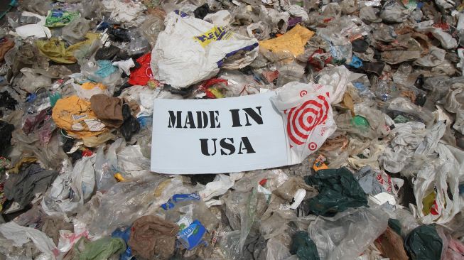 Sampah plastik asal Amerika Serikat ditumpuk di sekitar jalan menuju kantor Konsulat Jenderal Amerika Serikat di Surabaya saat berlangsungnya aksi unjuk rasa dari River Warrior dan Ecoton di Surabaya, Jawa Timur, Kamis (25/3/2021). ANTARA FOTO/Moch Asim