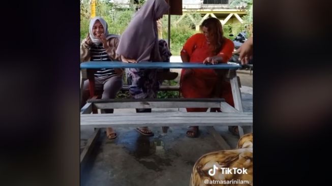 Aksi emak-emak main Tiktok sampai ngompol (tiktok.com/@atmasarinilam)