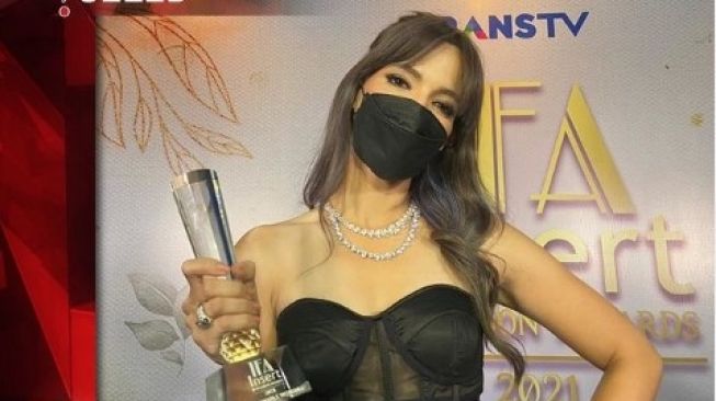 Gaya Nia Ramadhani Dicibir Habis Netizen: Pake Kutang Doang Fashionable