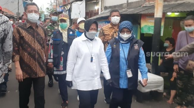 Tinjau Lokasi Kebakaran di Matraman, Mensos Risma Serahkan Santunan