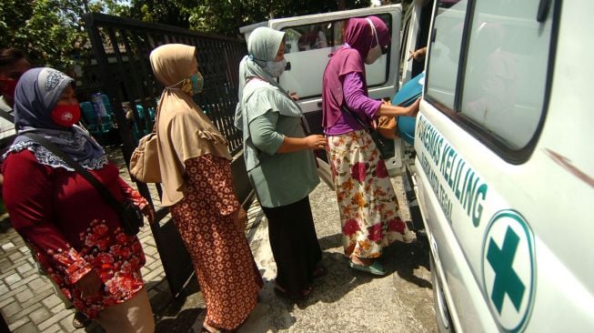 Sejumlah pedagang bersiap menaiki mobil usai vaksinasi COVID-19 tahap dua di Puskesmas Slerok, Tegal, Jawa Tengah, Kamis (25/3/2021).  ANTARA FOTO/Oky Lukmansyah