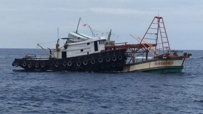 Kementerian Kelautan dan Perikanan dan Kejaksaan Republik Indonesia tenggelamkan empat kapal penangkap ikan berbendera Vietnam di perairan Pulau Datok, Kalimantan Barat. (Antara/Jessica HW)