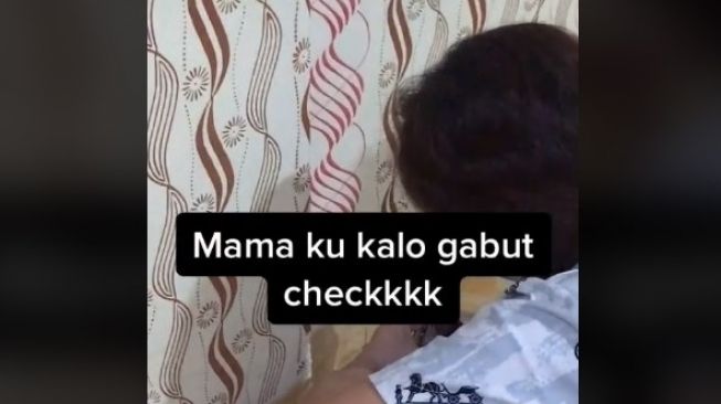 Viral aksi ibu-ibu gabut. (TikTok/@inimaiki)